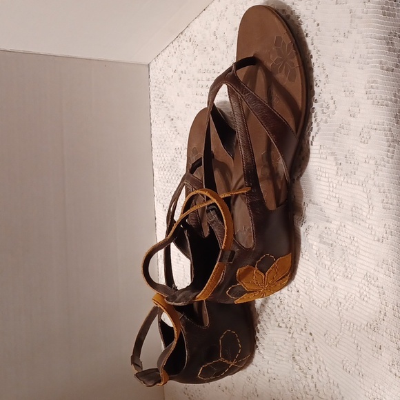 Merrell Sandles - Picture 3 of 5